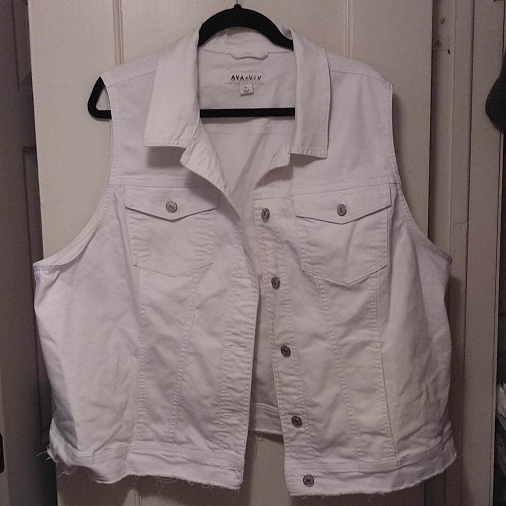 White Denim vest size 3x Ava & viv